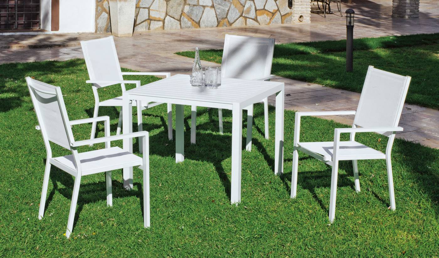 Mesa cuadrada de aluminio  con tablero lamas de aluminio + 4 sillones de aluminio y textilen. Disponible en color blanco, plata, bronce, antracita y champagne.
